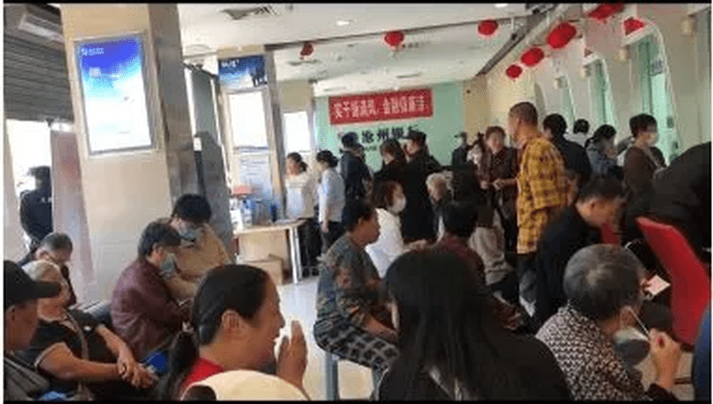 河北沧州银行多间分行近日出现长长的人龙提款。 网片截图