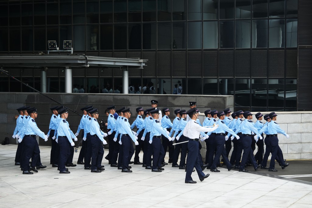 香港警務處督察月薪由52,015元至99,500元 (視乎學歷而定) 。 香港警務處督察月薪由52,015元至99,500元 (視乎學歷而定) 。