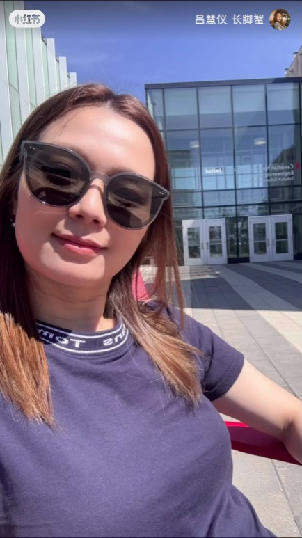 呂慧儀在校園內休息時的自拍,享受陽光。 呂慧儀在校園內休息時的自拍,享受陽光。