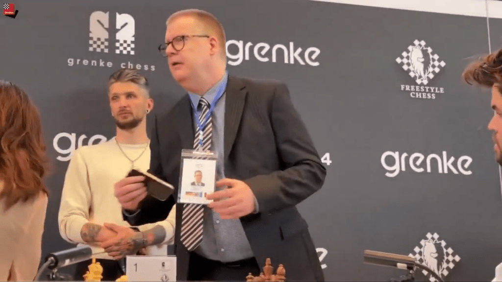 裁判随即收走努尔曼的手机。 X@PicturesFoIder 裁判随即收走努尔曼的手机。 X@PicturesFoIder