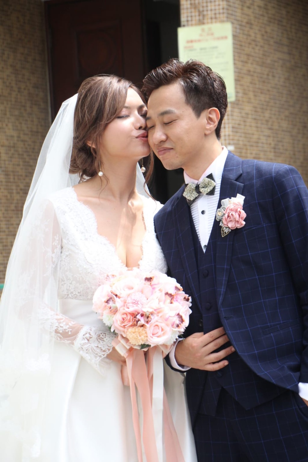 新娘子忍唔住親吻新娘哥。