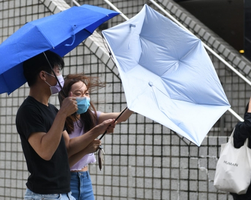 預測大致多雲,有驟雨及狂風雷暴。明日雨勢有時較大 ,氣溫介乎24至29度。