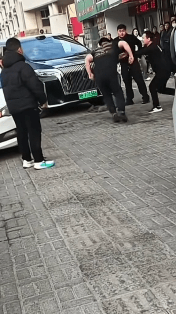 争路爆冲突情绪失控，河南汉“飞身插水式头槌”狂撼对方车头。