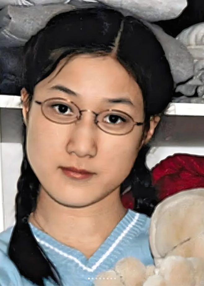 网上疯传疑似锺嘉欣的青春时期照片，有几分似吴绮莉。