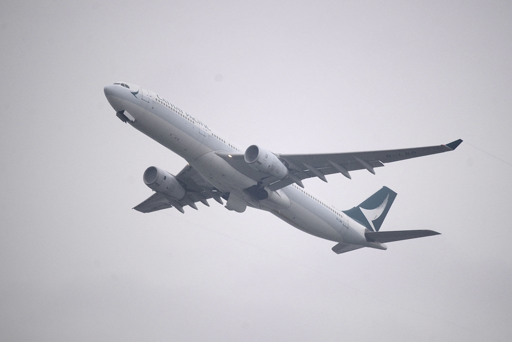 国泰航空部分飞机升降期间在停机坪“慢驶”被多地机场及机管局投诉。资料图片