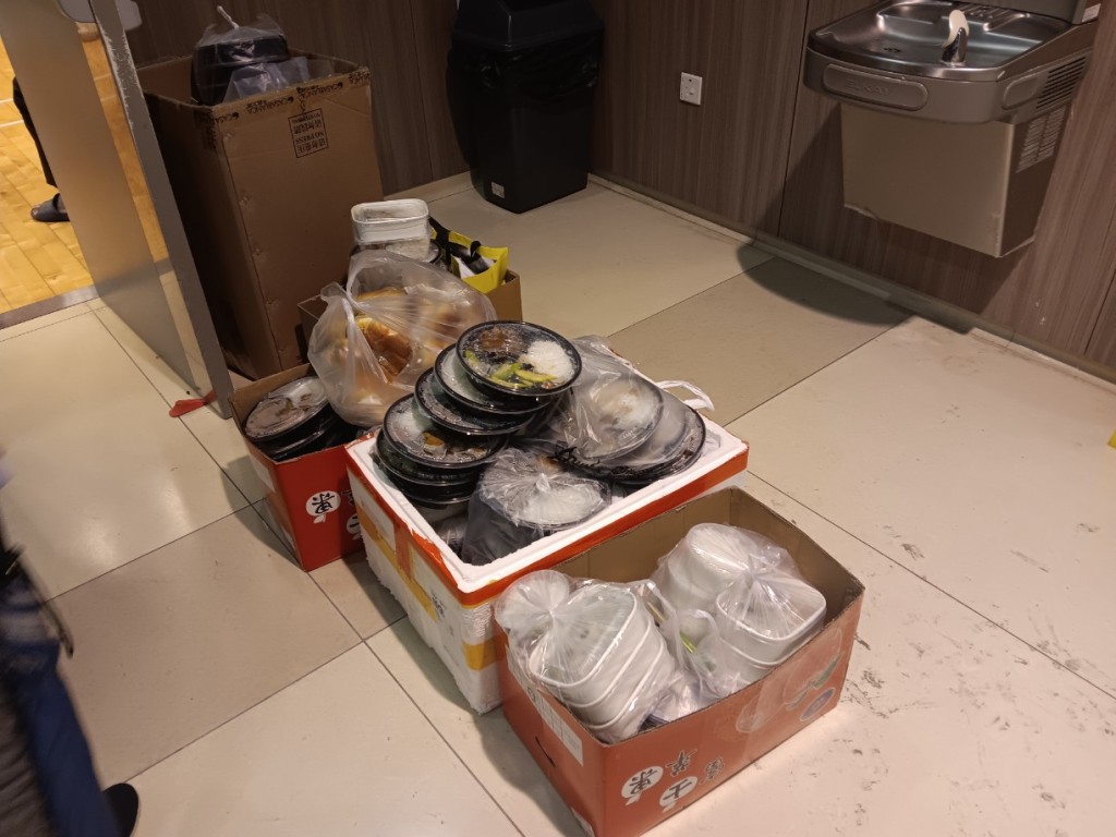 社區會堂內發放給市民的早餐。 社區會堂內發放給市民的早餐。