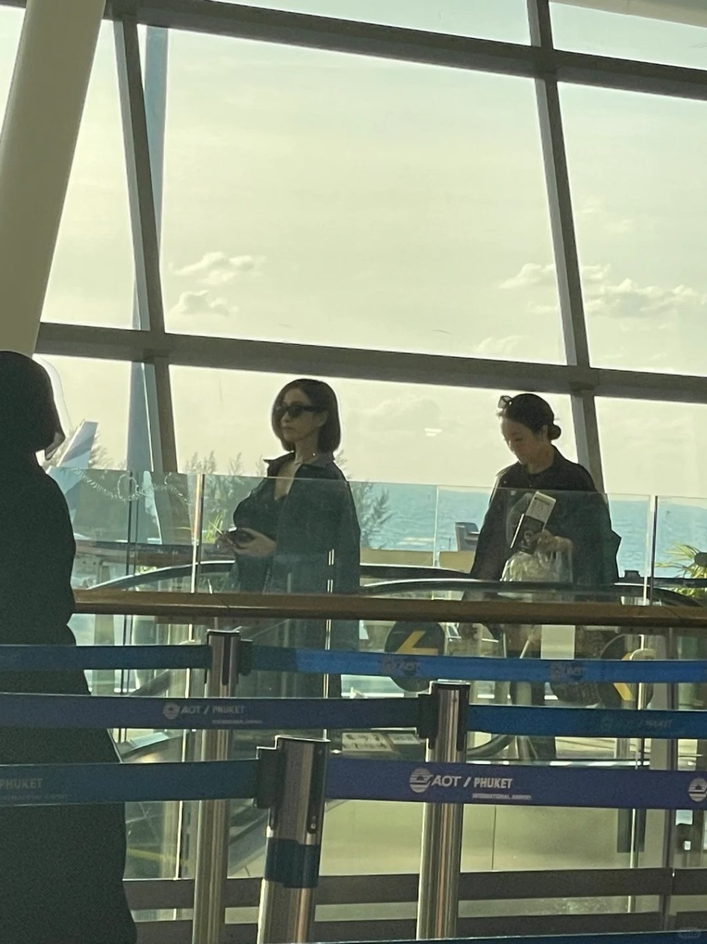 该网民在泰国机场遇见佘诗曼、梁靖琪等人。