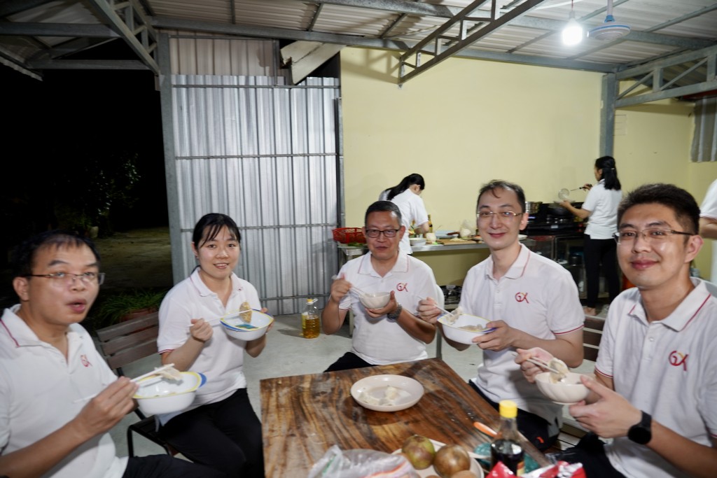 广西医疗队亲手包制饺子与基金会同事共度晚餐。