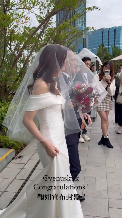鞠頴怡穿上婚纱准备签字。