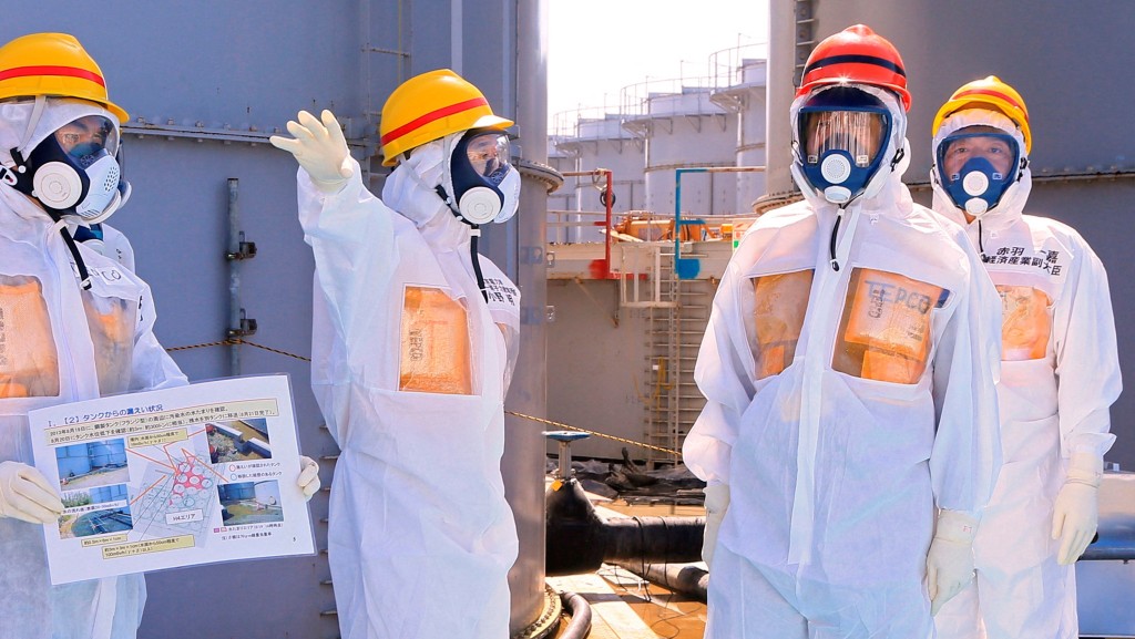已故日本前首相安倍晉三曾穿着全套防護衣視察福島第一核電站的核污水權。 路透社