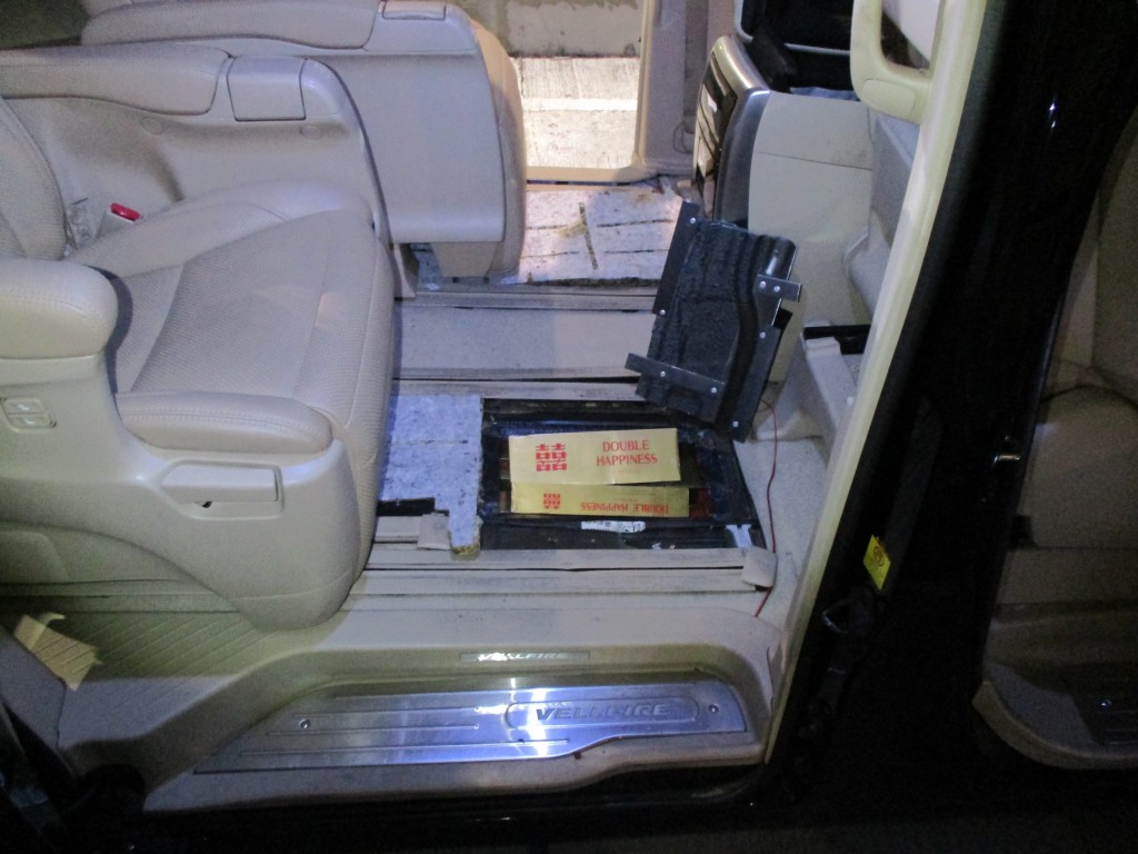 有私烟被藏于车底暗格。海关图片 有私烟被藏于车底暗格。海关图片