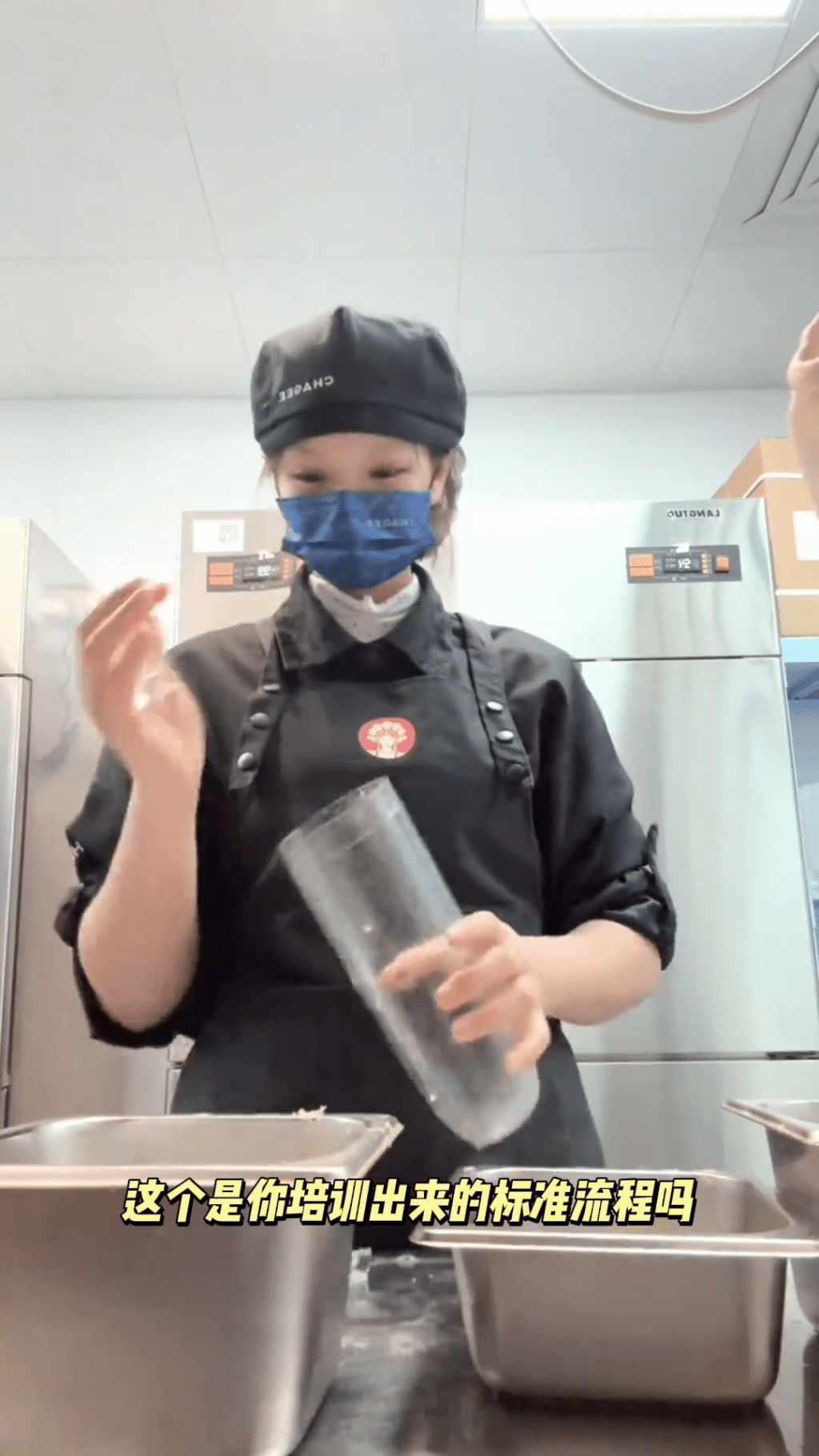 霸王茶姬員工徒手攪拌影片瘋傳，遭網友質疑炮轟。