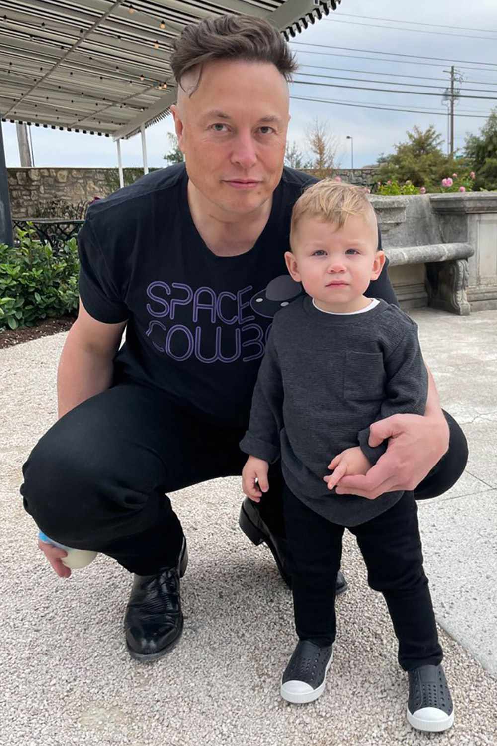 马斯克与其中一名儿子X。Elon Musk/ X