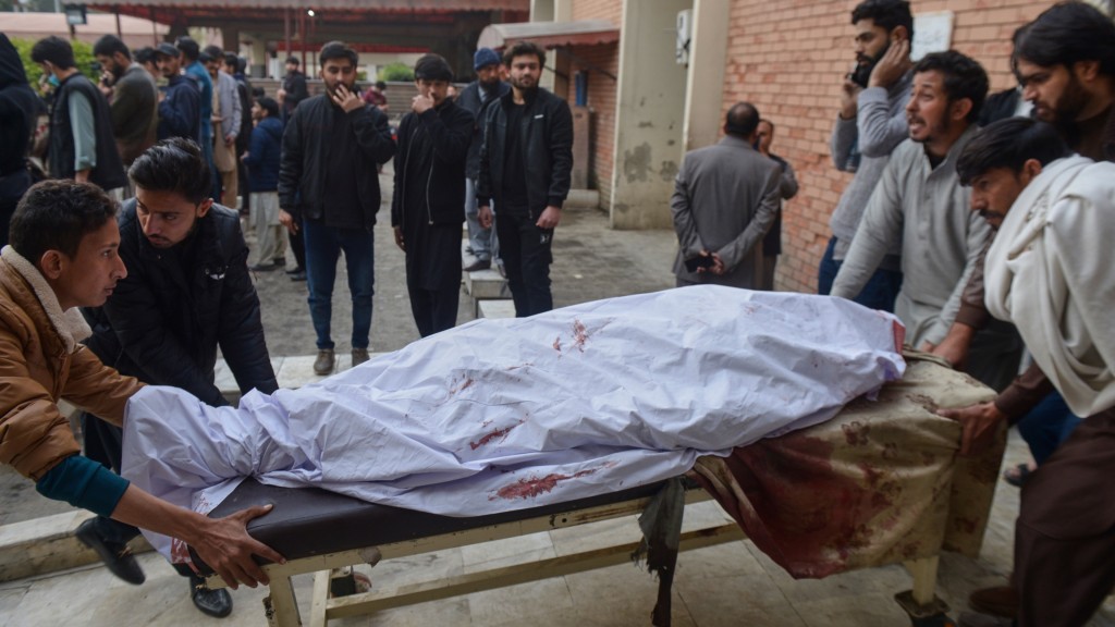 巴基斯坦清真寺炸彈襲擊200死傷。 美聯社