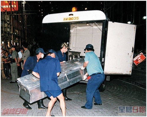 死者屍體由仵工舁送殮房。資料圖片