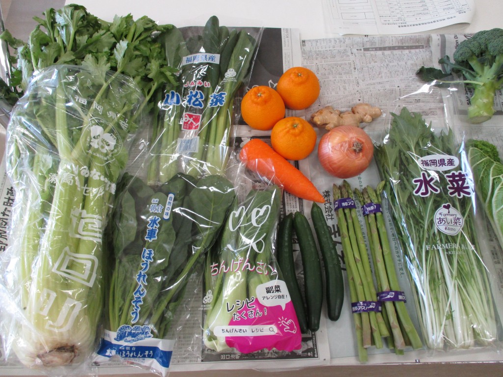 负责营养午餐的单位每月挑选食材及试食。 福冈市学校给食公社 负责营养午餐的单位每月挑选食材及试食。 福冈市学校给食公社