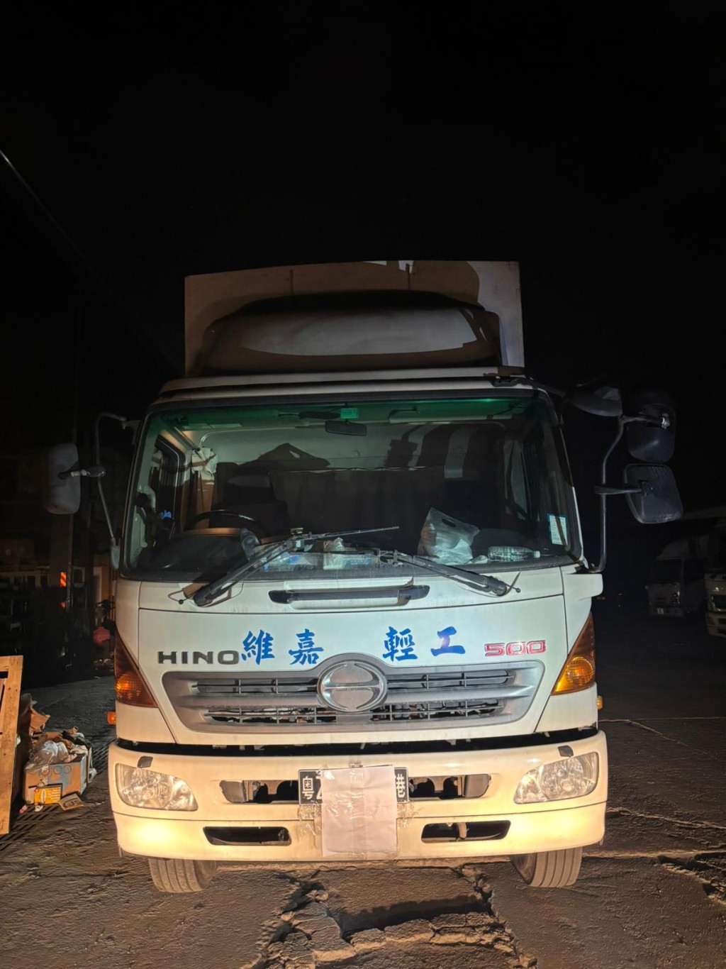 海關巡查青衣一個偏遠物流場,發現一名可疑男子正將一批紙箱搬上貨車。 海關巡查青衣一個偏遠物流場,發現一名可疑男子正將一批紙箱搬上貨車。