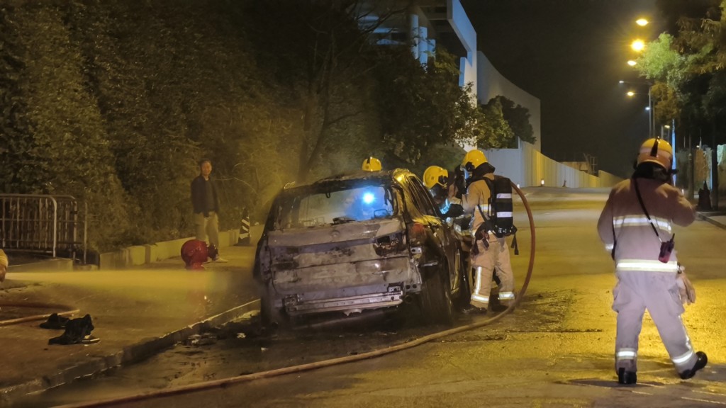 私家車被燒剩支架。徐裕民攝