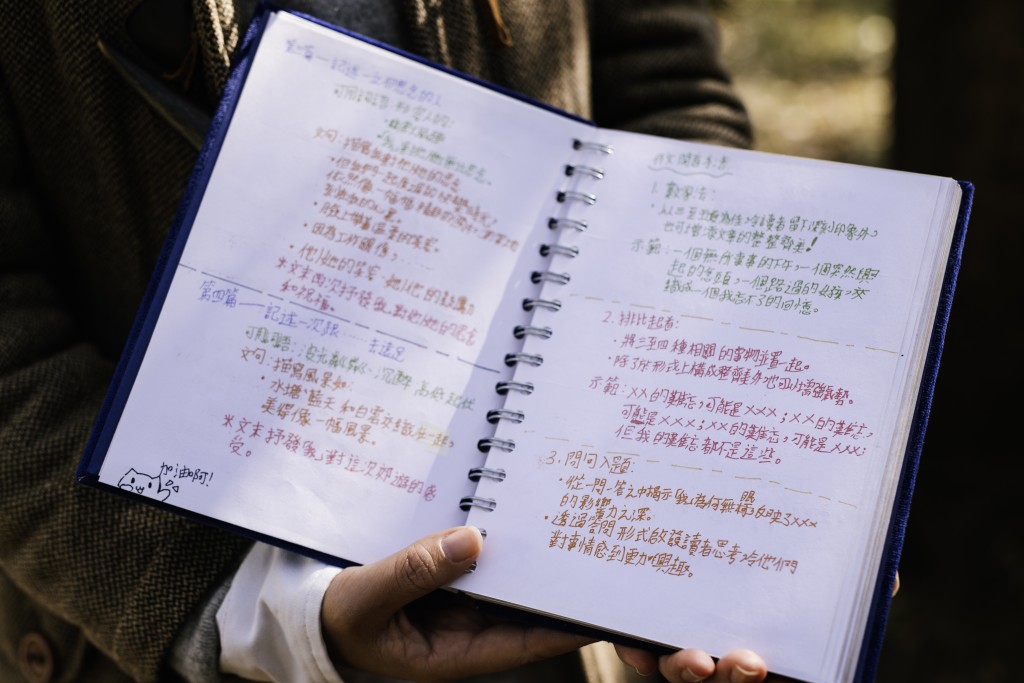 女兒的筆記有條理,程媽媽說是老師功勞。(圖:李沃濤) 女兒的筆記有條理,程媽媽說是老師功勞。(圖:李沃濤)