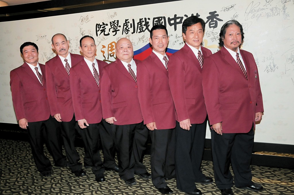 七小福在2009年举行50周年展览及晚宴，七小福成员众首一堂。（左起）元彬、元华、元德、元庭、元彪、成龙、洪金宝。（东周刊图片）