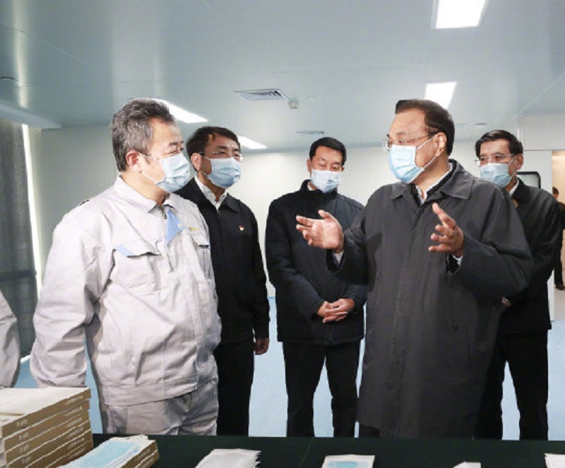 李克強叫企業放心,一旦出現供過於求,國家將對多餘的設備和口罩「兜底收儲」。中國政府網