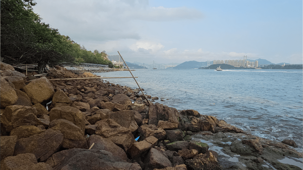 一名男子於荃灣青山公路-青龍頭段御海峰對開海面遇溺。