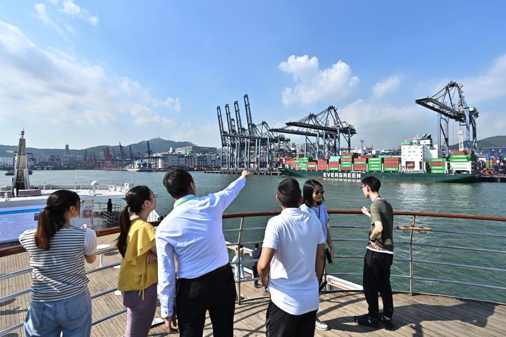 海事處代表（左三）向參加者介紹香港的海事設施。政府新聞處圖片