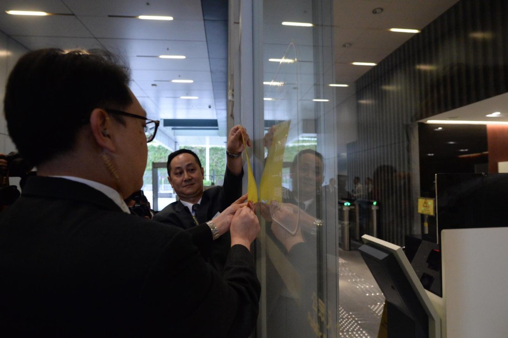 保安除下門外的黃色警示通告，公眾毋須安檢已可進入立法會。