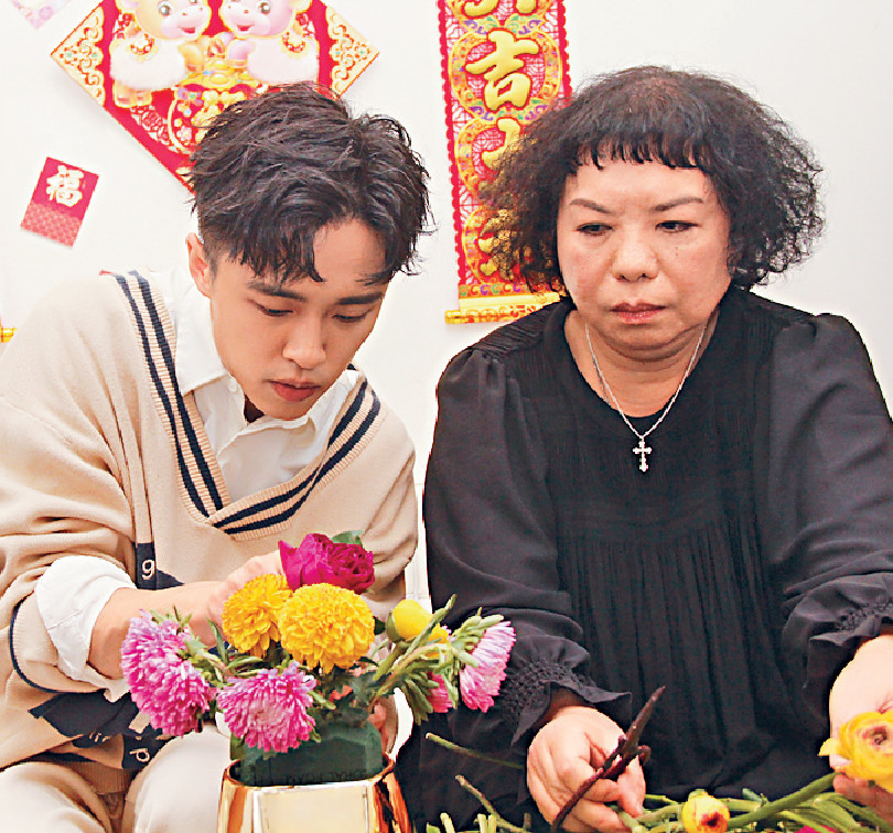 ■Zeno在花藝師Doris Tan指導下好快上手，他解釋可能跟學過紥鐵有關。