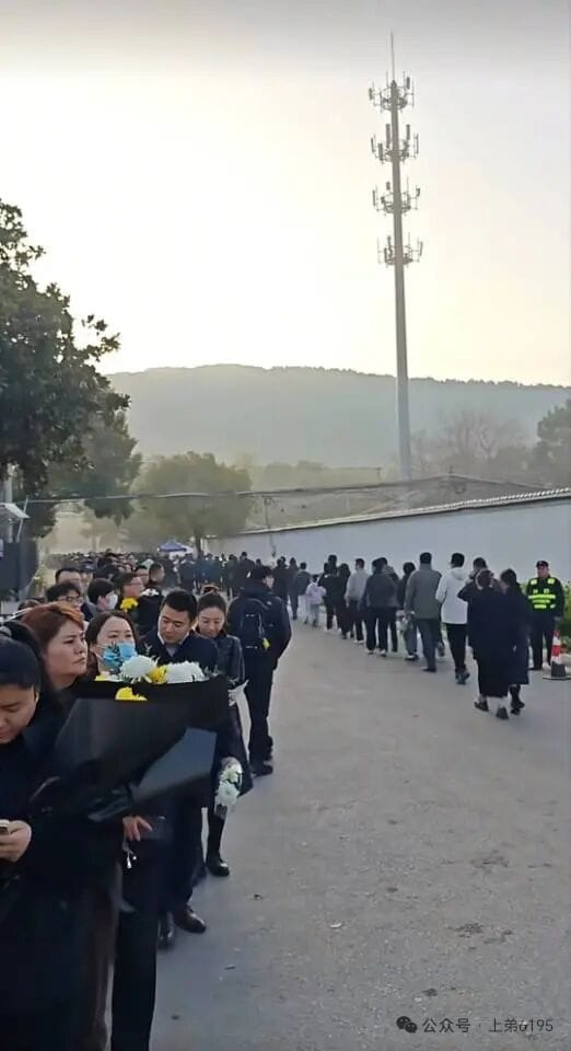 张雪峰苏州出殡，民众排长队送别。