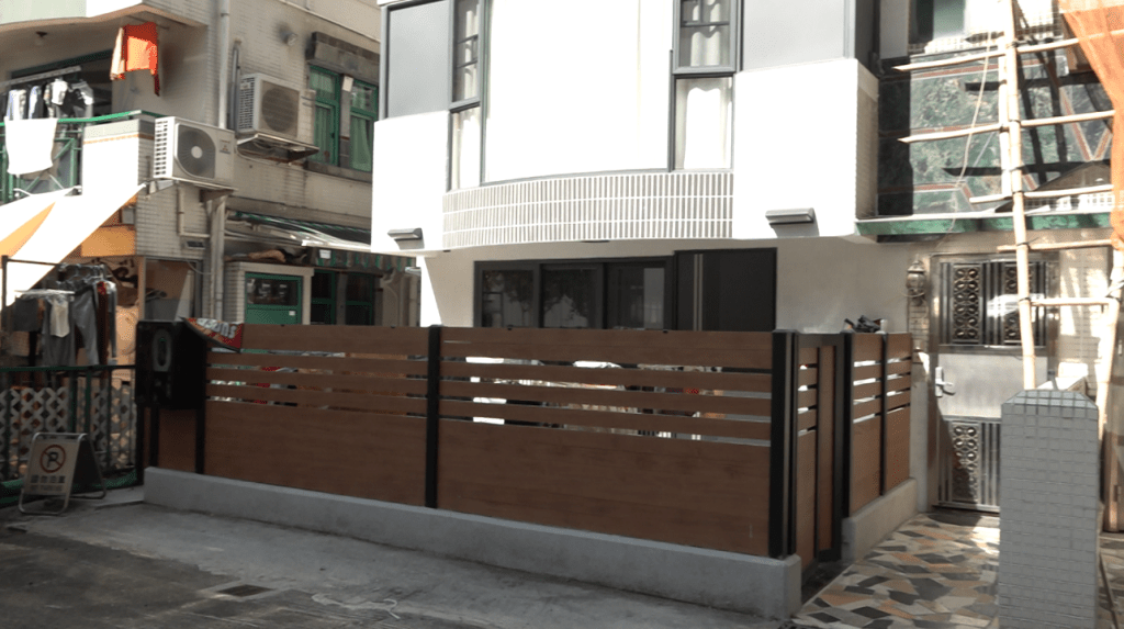 Alfee居住在大埔區內一個兩層高單位,面積約1500呎,區內濃厚的人情味令她決定主動向災民伸出橄欖枝。 Alfee居住在大埔區內一個兩層高單位,面積約1500呎,區內濃厚的人情味令她決定主動向災民伸出橄欖枝。