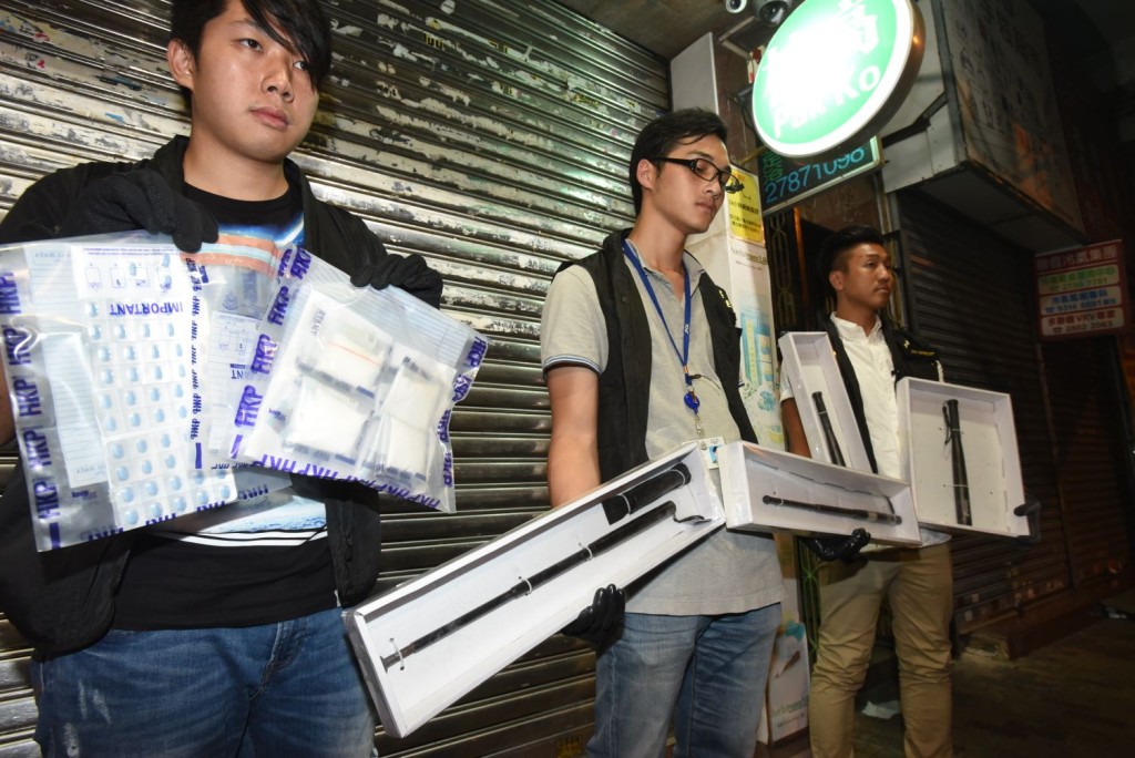 警方檢獲毒品及武器。徐裕民攝
