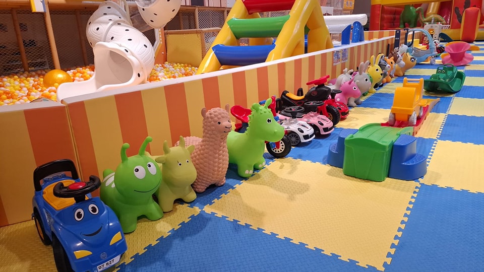大量騎馬仔、學步車供幼童穿梭場內。（圖片來源：百田遊園）