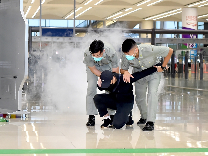 海關人員模擬把施襲者制服。政府新聞處圖片