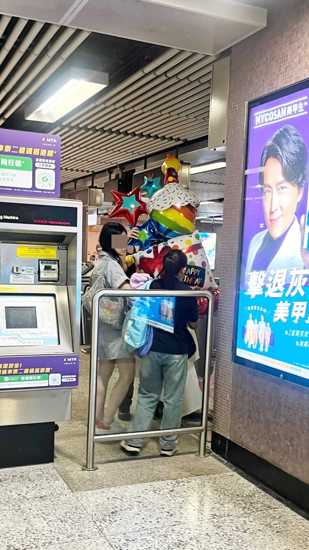 相中見到女事主攜帶的金屬氣球有不同造型 ,包括巨型禮物、插有蠟燭的巨型蛋糕,另 附有幾粒大星星。氣球被抱起時,幾乎觸及 大堂的天花板。Threads截圖 相中見到女事主攜帶的金屬氣球有不同造型 ,包括巨型禮物、插有蠟燭的巨型蛋糕,另 附有幾粒大星星。氣球被抱起時,幾乎觸及 大堂的天花板。Threads截圖