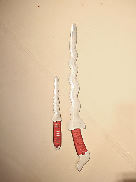 Kris刀身呈波浪形。■菲律賓魔杖適用於棍、刀、劍，可以單獨及雙手使用，其中以當地的長短雙刀拼合使用是一大特點。