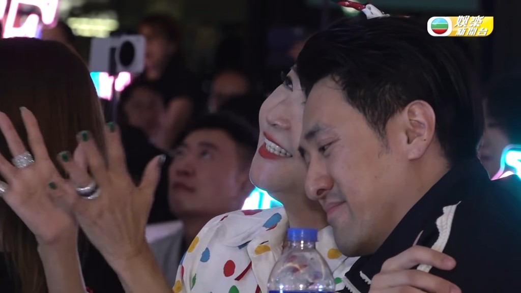 狄波拉在台下睇得好開心。