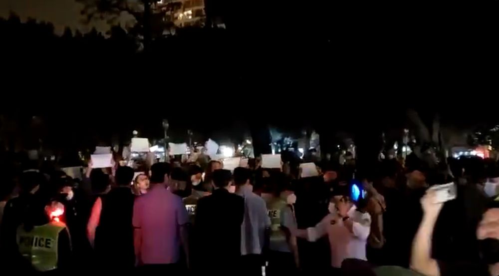 北京、上海、广州、成都、上海等多地有民众自发悼念及抗议封控，不少人手举纯白A4纸。
