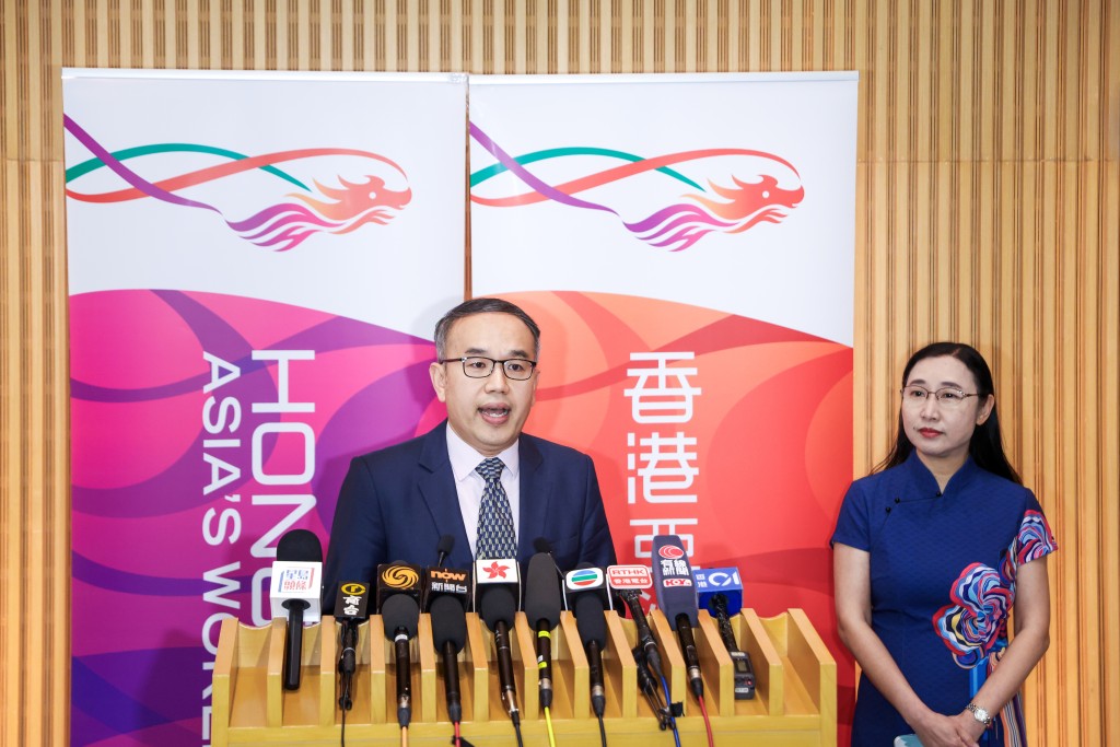 財經事務及庫務局局長許正宇(左)、首長級甲一級政務官劉焱(右)。何家豪攝 財經事務及庫務局局長許正宇(左)、首長級甲一級政務官劉焱(右)。何家豪攝