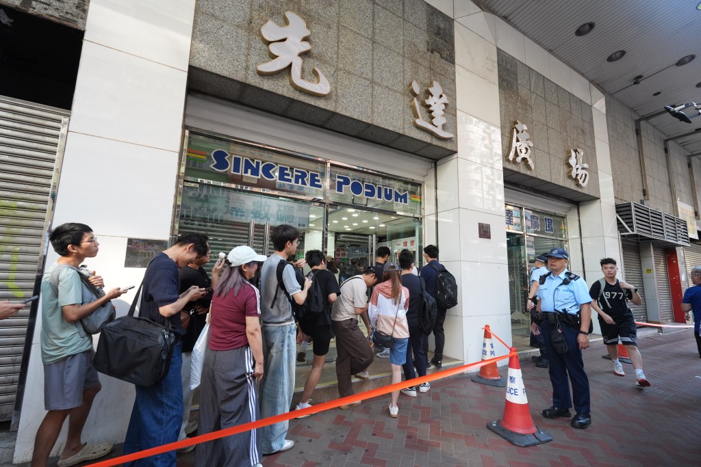 現場未開閘,已有逾200人手持一部部Duo準備入場放機,人龍塞爆通菜街。 現場未開閘,已有逾200人手持一部部Duo準備入場放機,人龍塞爆通菜街。