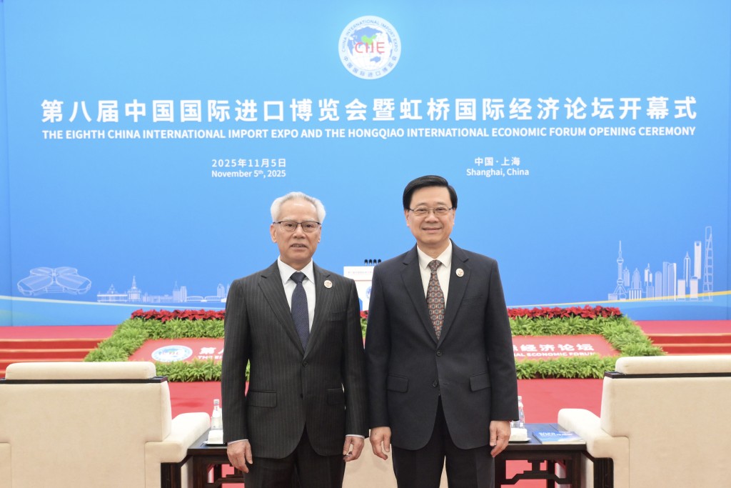 李家超（右）與澳門特別行政區行政長官岑浩輝（左）在開幕式合照。政府新聞處圖片