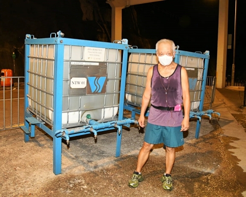 受訪者余伯表示,近兩日的食水水質差如「黃泥水」,不能飲用。