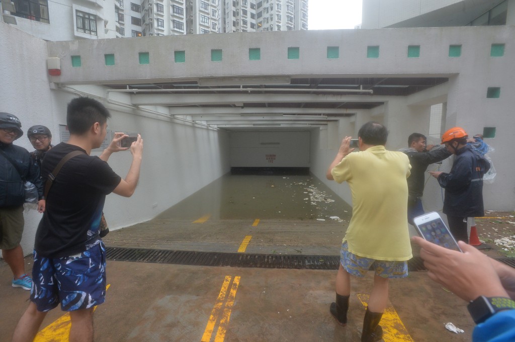 杏花邨一地牢停車場,嚴重水浸滿溢近兩米高。資料圖片 杏花邨一地牢停車場,嚴重水浸滿溢近兩米高。資料圖片