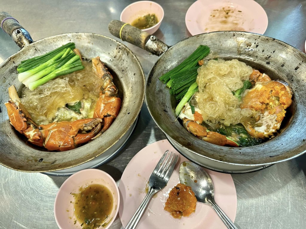 粉絲蟹/蝦煲用上新鮮海鮮，即叫即斬。雖然粉絲不多，但掛上辣味醬汁，顯得非常入味，煙韌有口感。圖源：facebook@Somsakpuob.Latya