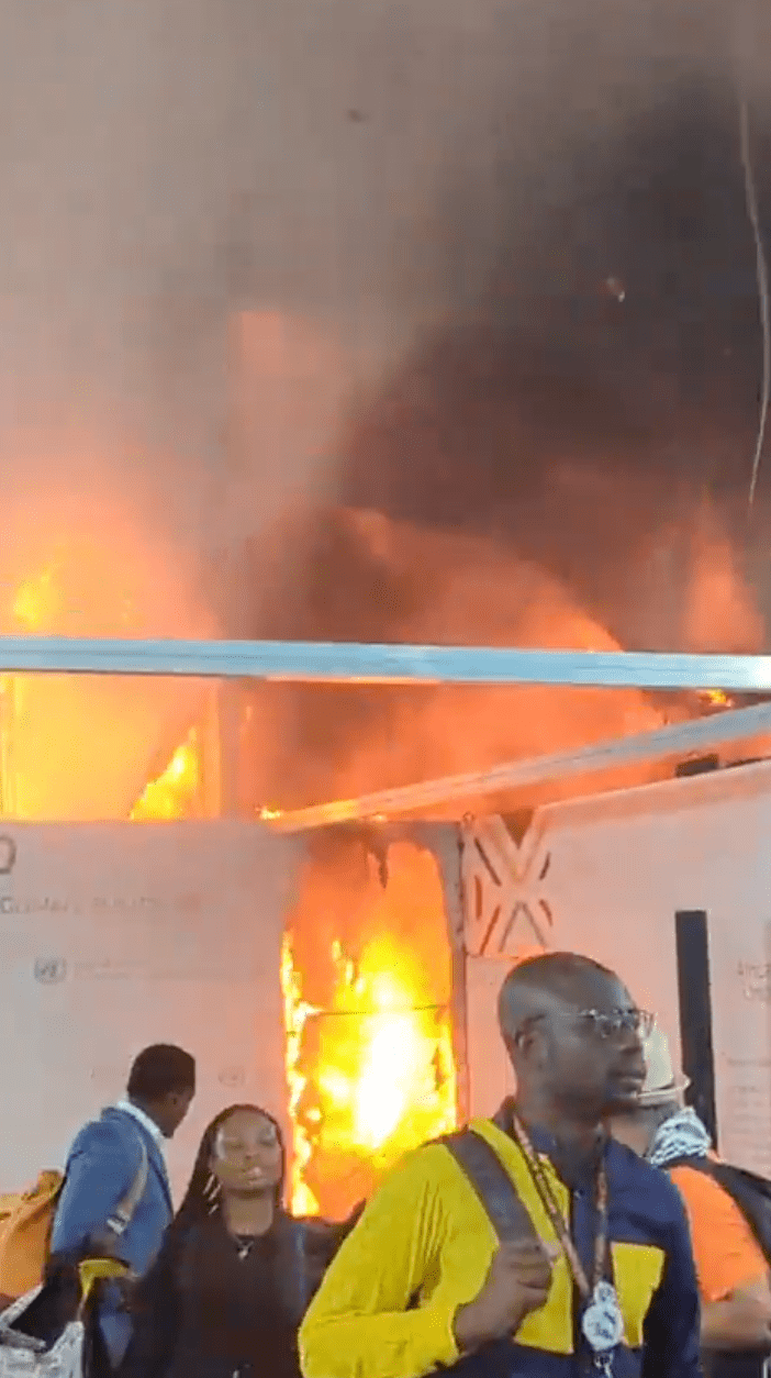 大會會場內一個展館突然起火，濃煙迅速瀰漫走廊，火光熊熊，與會代表及訪客驚慌失措。X@Metropoles