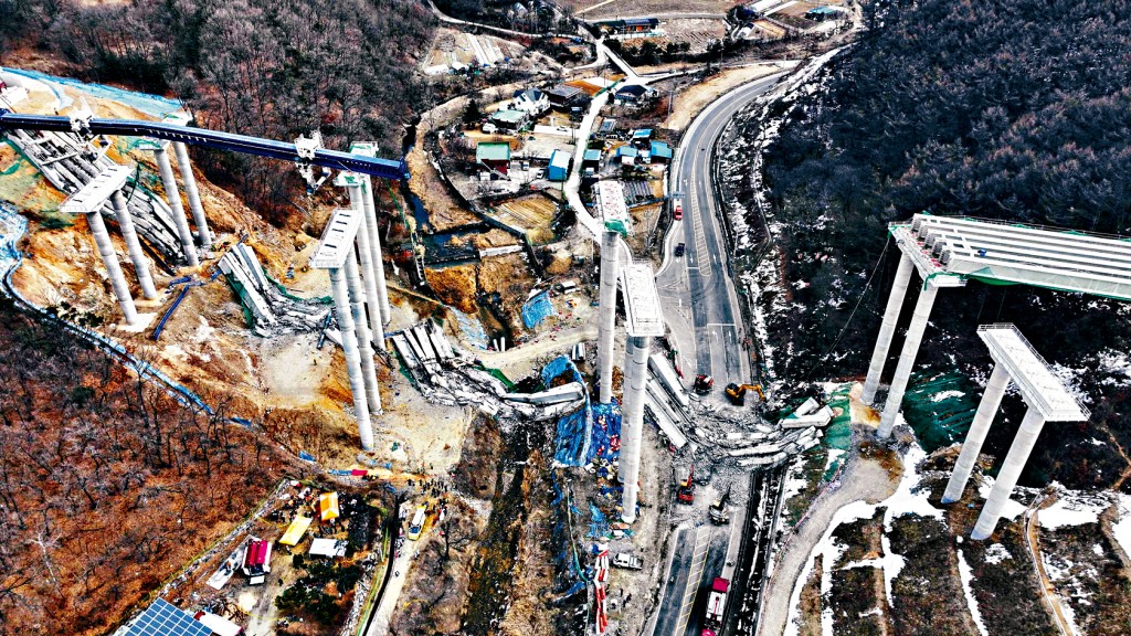 首爾世宗高速公路地盤橋樑坍塌現場。
