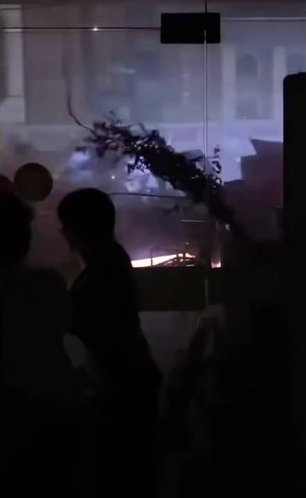 湖北突遇13級雷暴大風夾龍捲風,雜物被風吹得在半空飛。 湖北突遇13級雷暴大風夾龍捲風,雜物被風吹得在半空飛。