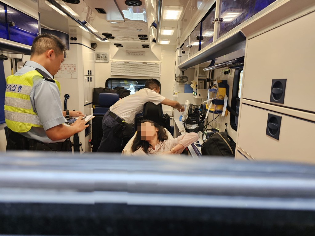 女子腳部受輕傷,清醒送院。 女子腳部受輕傷,清醒送院。