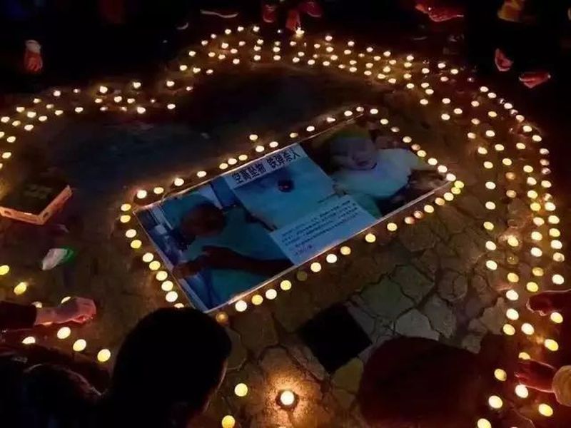 市民悼念。 网图