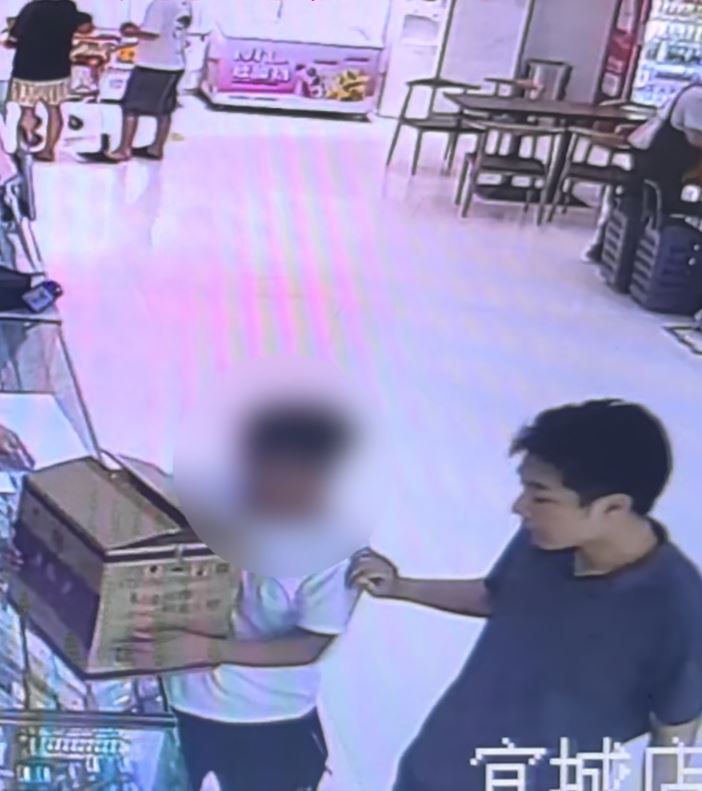 超市醒目店員發現有人3日內買走大量高級白酒，揭發詐騙洗錢案。